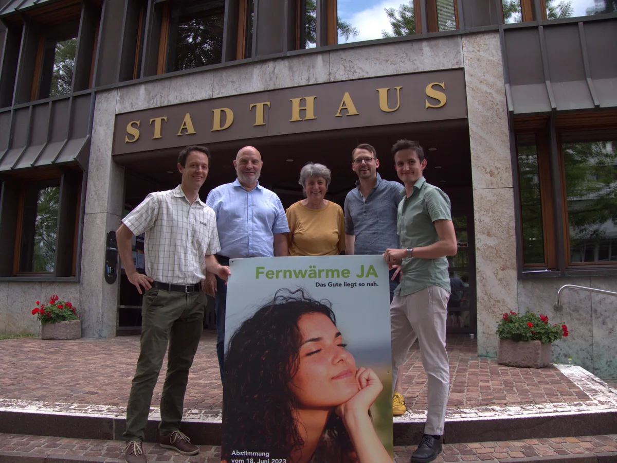 Man sieht fünf Personen vor dem Stadthaus in Wetzikon. Vor ihnen ist ein Abstimungsplakat.
